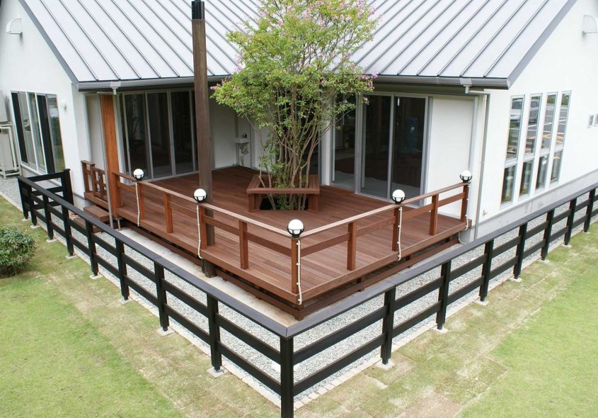 ウリン材利用のウッドデッキ